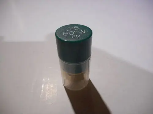 Grüner Kunststoffdeckel mit weißer Beschriftung auf einer transparenten Behälterbasis, möglicherweise von der Marke Remeha, mit Angabe von 75 und 60W.